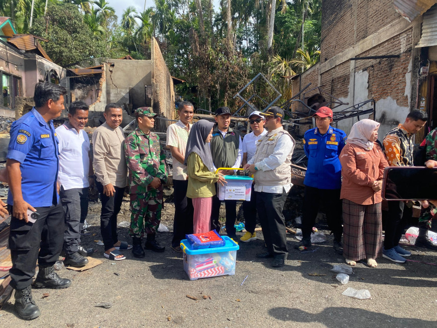 Penyerahan Bantuan dari Wakil Bupati Beserta Rombongan untuk Masyarakat yang Terkena Musibah Kebakaran (5 Juli 2025)