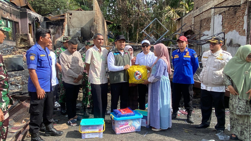 Penyerahan Bantuan oleh Bapak Bupati kepada Masyarakat yang Terkena Musibah Kebakaran